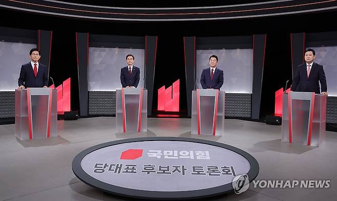 국민의힘 당 대표 후보 2차 텔레비전 토론회 (서울=연합뉴스) 국민의힘 당 대표 선거에 출마한 후보들이 17일 서울 여의도 KBS에서 열린 2차 텔레비전 토론회 시작을 기다리고 있다. (왼쪽부터) 김문수, 조경태, 안철수, 장동혁 후보. 2025.8.17 [국회사진기자단] hkmpooh@yna.co.kr