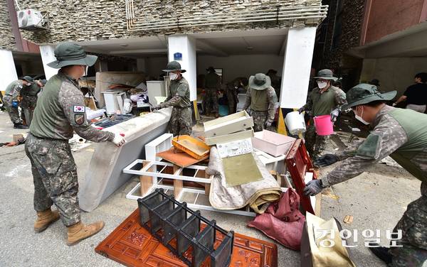 육군 제 17보병사단 장병들이 18일 오후 인천시 계양구 작전동 일대에서 집중호우로 큰 피해를 입은 주택가 복구 작업을 하고 있다. 2025.8.18 /조재현기자 jhc@kyeongin.com