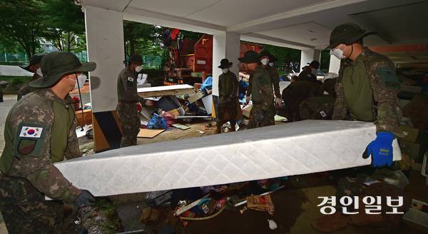 육군 제 17보병사단 장병들이 18일 오후 인천시 계양구 작전동 일대에서 집중호우로 큰 피해를 입은 주택가 복구 작업을 하고 있다. 2025.8.28 /조재현기자 jhc@kyeongin.com