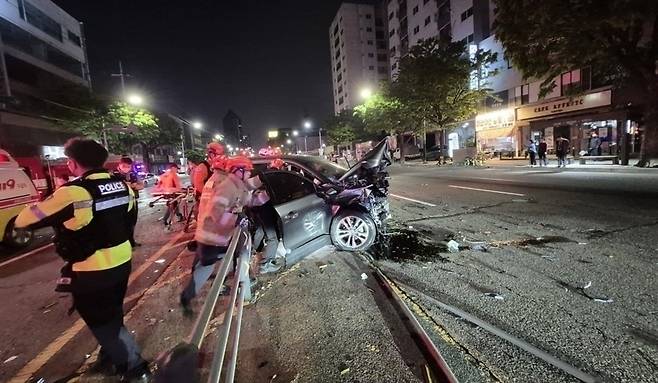 ▲ 지난 5월 8일 새벽 인천 남동구 한 도로에서 승용차가 중앙선을 넘어 마주 오던 스포츠유틸리티차(SUV)를 들이받아 2명이 사망하고 4명이 다치는 사고가 발생했다. /사진제공=인천소방본부