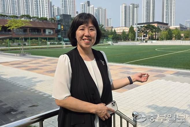 송은영 광명문화재단 대표이사가 오는 2025 광명마당극축제가 열리는 광명시민운동장 일대 공연 장소를 설명하고 있다. 이준도기자