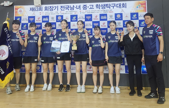 18일 충북 제천 어울림체육관에서 폐막한 제63회 회장기 전국남녀중고학생 탁구대회 단체전서 우승한 화성도시공사 U-18 선수단이 기념사진을 찍고 있다. 사진=화성도시공사