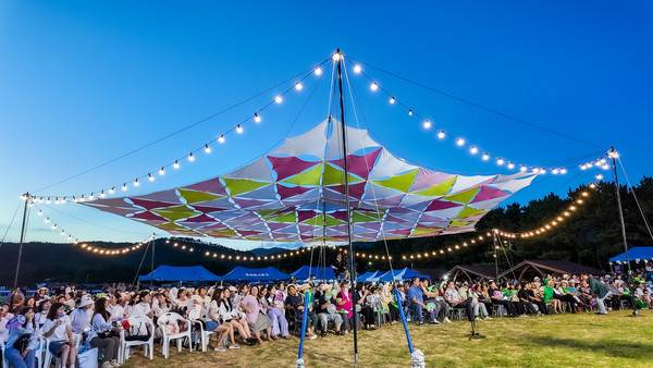 청명한 늦여름 저녁하늘과 관객들이 만들어낸 색의 조화가 제9회 주섬주섬 음악회를 가득 채워주고 있다. 2025.8.16 [경인방송DB]