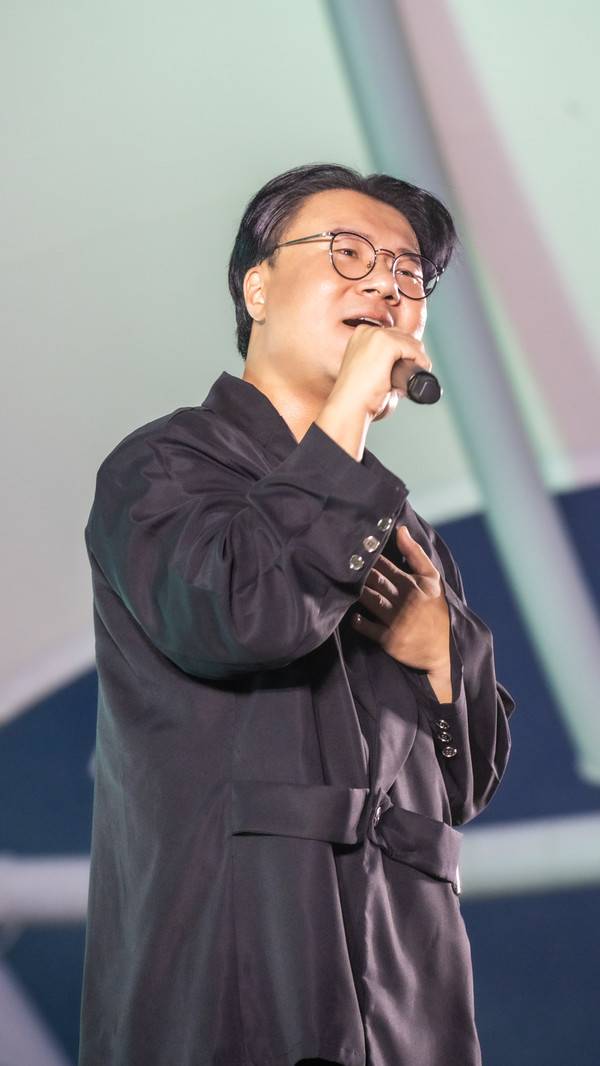 제9회 주섬주섬 음악회 경인방송 '김양의 디너쇼' 특집 공개방송에 출연한 가수 박호용이 열창하고 있다. 2025.8.16 [경인방송DB]