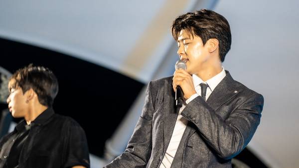 제9회 주섬주섬 음악회 경인방송 '김양의 디너쇼' 특집 공개방송에 출연한 가수 박지현이 열창하고 있다. 2025.8.16 [경인방송DB]