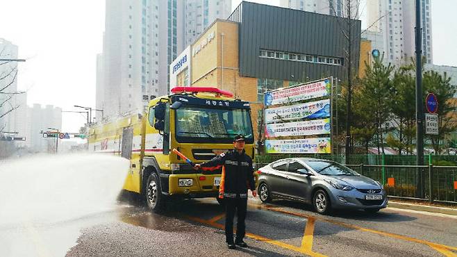 여름철 살수차로는 미세먼지 저감과 폭염 대응에 한계가 있다. 사진=세종시 제공.