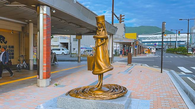 쓰루가역 앞 도로 양 옆으로 넓직한 아케이드 거리가 쭉 펼쳐져 있었다. 이곳에는 마츠모토 레이지의 만화 '은하철도 999'의 메텔과 철이 등의 청동상이 있다.