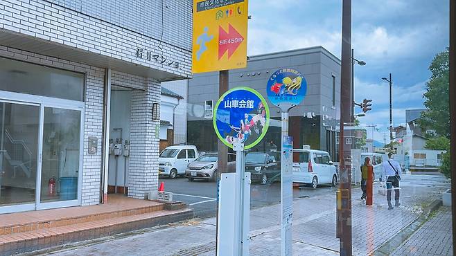 쓰루가 도시 내 버스정류장 안내판에도 '은하철도 999'만화 캐릭터들이 그려져 있다.