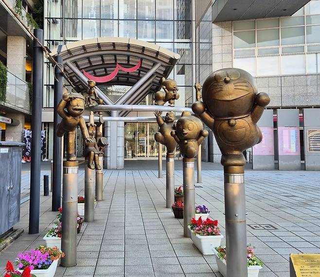 타카오카역에서 나와서 도로만 건너면 도라에몽 캐릭터 동상들이 줄지어 있는 '도라에몽 산책길'이 있다.