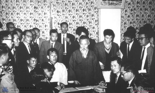 1960년 3월 국회 특별위원회 마산사건조사위원회에 출석해 고문 피해를 증언하고 있는 천기홍(가운데) 씨. /3.15의거기념사업회