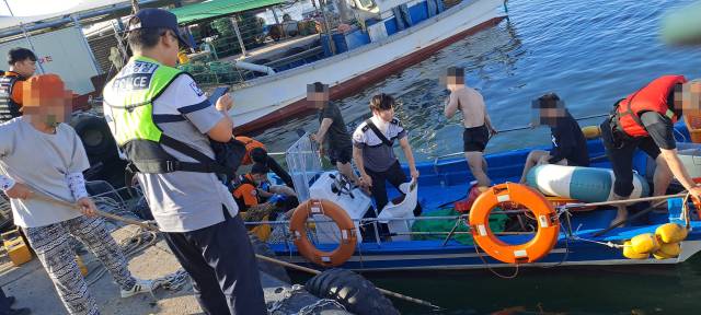지난 17일 오후 포항시 남구 호미곶면 앞바다 갯바위에서 물놀이를 하다 익수사고로 탈진한 물놀이객들이 해경에 구조되고 있다. 포항해양경찰서 제공.