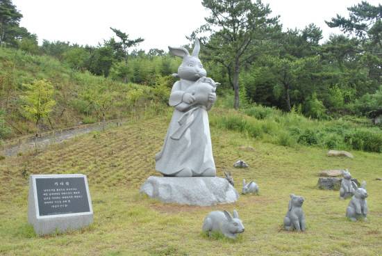 아내토끼가 아기토끼들과 함께 남편을 기다리는 모습.