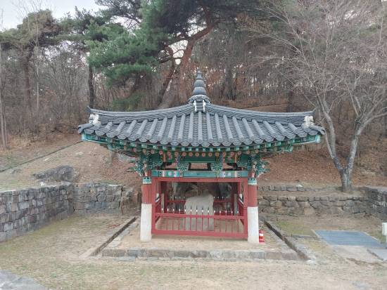 사천 곤양면 흥사리 매향비각과 비석. 사진=국립진주박물관