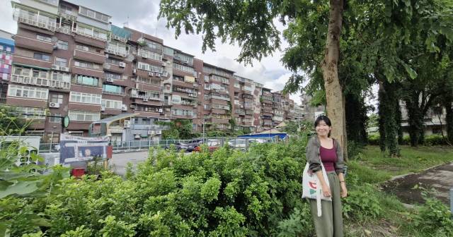 타이베이 트레저힐아티스트빌리지에서 작업 중인 리지 문 작가가 9월 공관거리예술제에 출품할 작품의 설치 장소에서 포즈를 취하고 있다. 리지 문 작가는 뒤쪽의 아파트와 자연스럽게 어울리는 작품을 준비하고 있다고 말했다. 타이베이(대만)=김희돈 기자