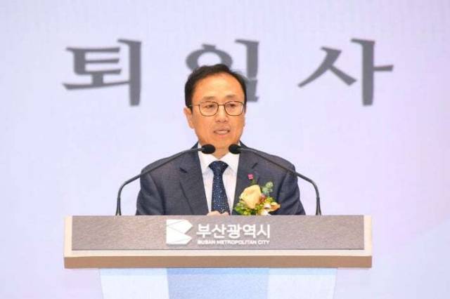 지난 6월 30일 당시 김광회 부산시 미래혁신부시장이 퇴임식을 하고 있다. 부산시 제공