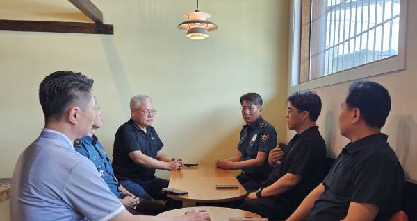 의성경찰서 순찰팀장들과 점심 오찬 간담회에서 팀워크 강화와 치안 현안 논의를 위해 허심탄회하게 의견을 나누고 있는 모습. 의성경찰서