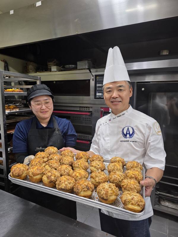 최권수 우리밀 발전협의체 회장이 갓 구운 우리밀로 만든 빵을 들어보이고 있다.
