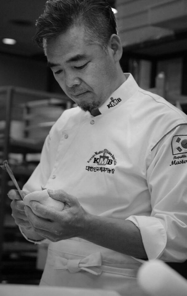 최권수 우리밀 발전협의체 회장이 우리밀 빵을 만들고 있는 모습.