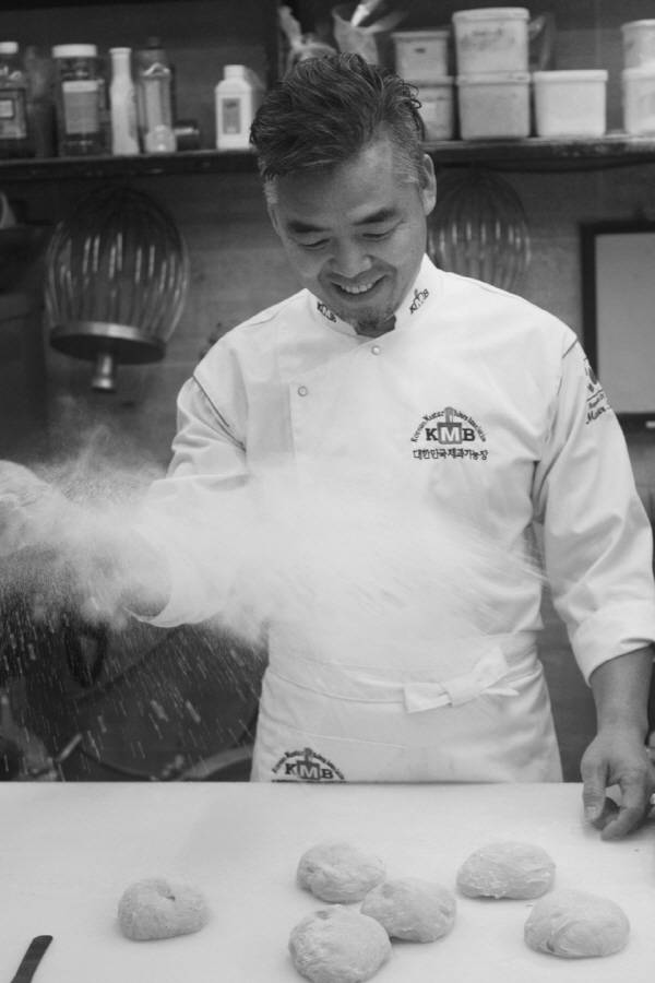 최권수 우리밀 발전협의체 회장이 우리밀 빵을 만들고 있는 모습.