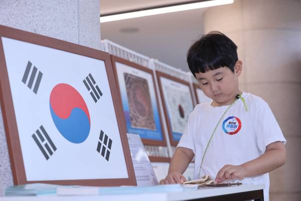 18일 대구2·28기념학생도서관에서 어린이가 태극기 옆에서 태극기 퍼즐을 맞추고 있다.김영환 기자 yhk@kyongbuk.com