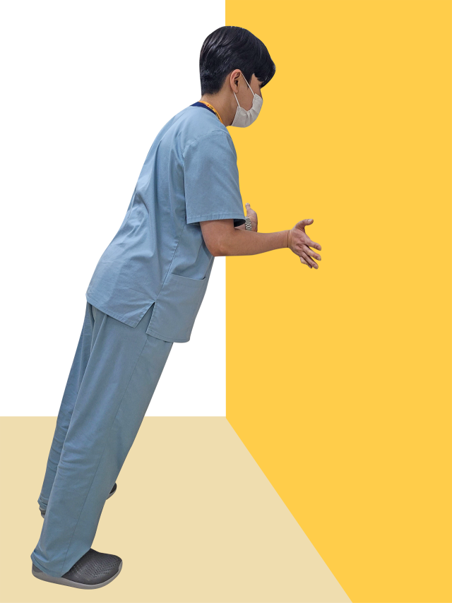 근감소증 환자에 가장 무리가 되지 않는 ‘벽 짚고 팔굽혀펴기’./창원파티마병원/