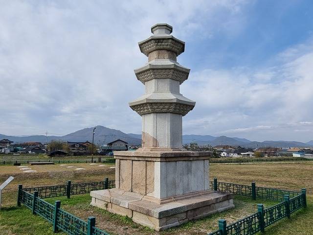 경주 남산자락에 최근 복원된 천관사지 삼층석탑. 이형으로 몸돌이 팔각형으로 구성돼 학계의 관심을 끌고 있다.