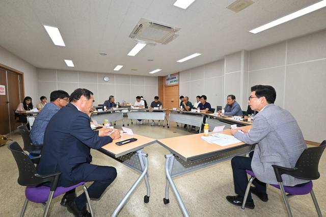 한우농가 지원 현장 소통에 나선 김광열 군수(오른쪽).