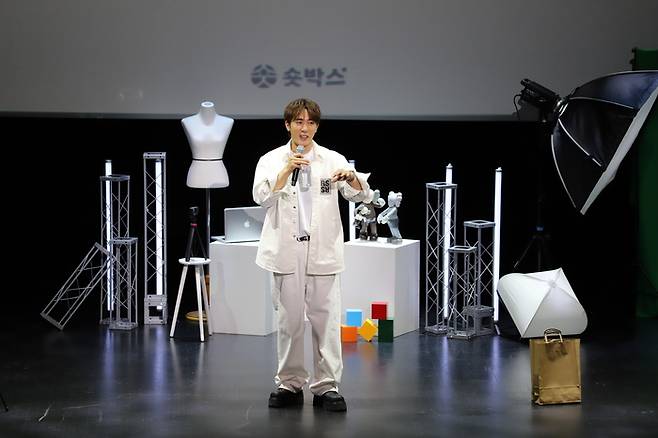 지난 16일 어울아트센터에서 열린 토크 콘서트 '유튜버 크리에이터가 되기까지'에서 개그맨 김원훈이 강연을 하고 있다. <행복북구문화재단 제공>