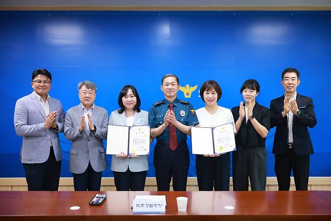 경찰 감사장을 들고 있는 제주시 조천농협 본점 오민경 과장(사진 왼쪽)과 김희영 팀장. 사진=제주경찰청.