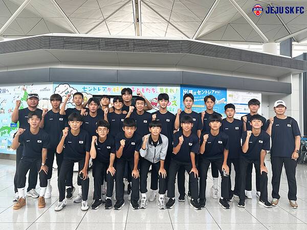 제주SK U15유소년팀이 일본 출국전 기념촬영을 하고 있다 (사진=제주SK FC)