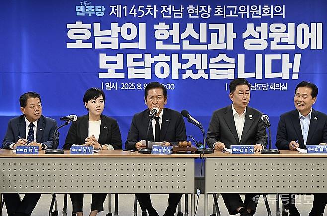 [무안=뉴시스] 박기웅 기자 = 정청래 더불어민주당 대표가 8일 오전 전남 무안군 민주당 전남도당 대회의실에서 열린 제145차 전남 현장 최고위원회의에 참석해 발언을 하고 있다. 2025.08.08. pboxer@newsis.com