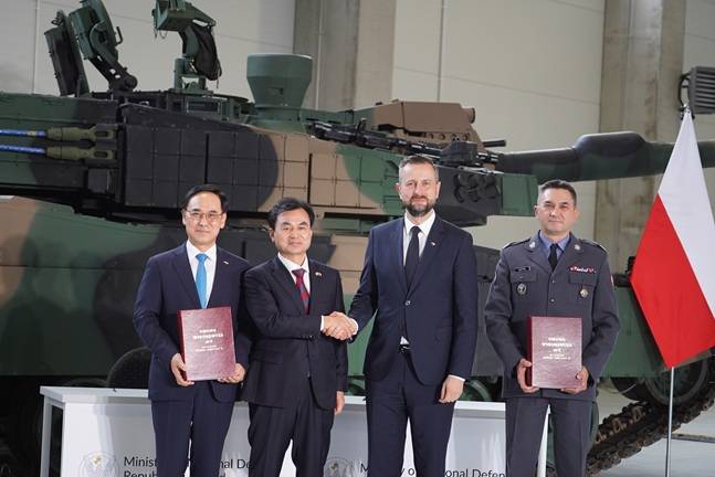 지난 1일(현지시간) 폴란드 글리비체에서 진행된 폴란드 K2 전차 2차 이행계약 서명식에서 기념촬영을 하고 있다. 왼쪽부터 이용배 현대로템 대표이사 사장, 안규백 국방부 장관, 브와디스와프 코시니악-카미슈 폴란드 부총리 겸 국방장관, 아르뚜르 쿱텔 폴란드 군비청장./사진=현대로템