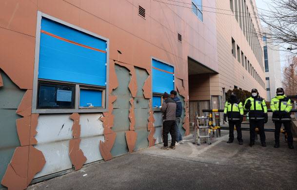 지난 1월 20일 오전 서울 마포구 서울서부지방법원에서 공사 관계자들이 파손된 외벽 및 창문 보수작업을 하고 있다. 1월 19일 새벽 윤석열 대통령의 구속영장 발부에 지지자들이 집단 폭력 및 법원 안으로 침입하는 사고가 발생했다. (사진=뉴시스)