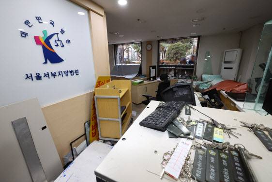 1월 19일 오후 서울 마포구 서울서부지방법원 내부 시설물이 윤석열 전 대통령 지지자들의 난입으로 파손돼있다. (사진=뉴시스)