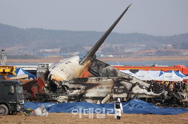 2024년 12월 29일 오전 전남 무안군 무안국제공항에서 탑승객 181명을 태운 여객기가 착륙 중 활주로를 이탈하는 사고가 발생했다. 이날 오후 소방등국이 사고 현장에서 수습작업을 벌이고 있다. (사진=이데일리 노진환 기자)