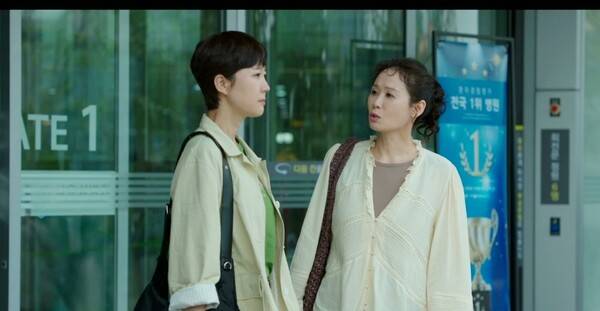 tvN '첫,사랑을 위하여' 염정아(왼쪽)와 김선영. 사진제공=tvN