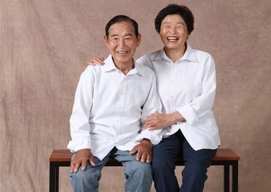 전북대병원은 여섯 번 암을 극복한 '불사조&nbsp;할아버지' 강용희 씨(왼쪽)가 지난 17일 별세했다고 밝혔다. 오른쪽은 아내 이양순 씨. 전북대병원 제공 / 연합뉴스