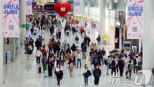 지난 3월 10일 인천국제공항 제1터미널 면세점에서 관광객들이 쇼핑을 하고 있다. 2025.3.10/뉴스1 ⓒ News1 김진환 기자