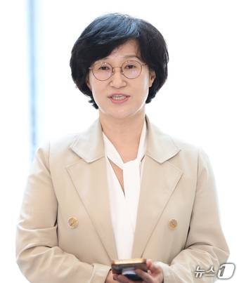 원민경 여성가족부 장관 후보자가 18일 오전 서울 서대문구 한국청소년활동진흥원에 마련된 인사청문 준비 사무실로 첫 출근하며 지명 소감을 밝히고 있다. 2025.8.18/뉴스1 ⓒ News1 오대일 기자