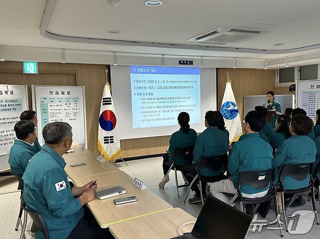 평택교육지원청 직원들이 을지연습과 관련해 교육을 받고 있다. (평택교육청 제공)