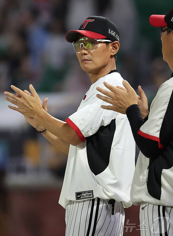 염경엽 LG 트윈스 감독이 선수들을 향해 손뼉을 치고 있다. 2025.8.17/뉴스1 ⓒ News1 김진환 기자
