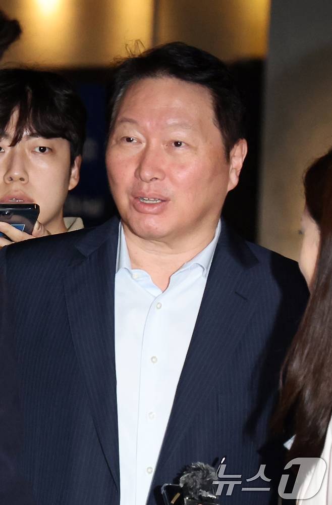 최태원 SK그룹 회장이 18일 오전 서울 광진구 워커힐 호텔에서 열린 '이천포럼 2025'에 참석하고 있다. 2025.8.18/뉴스1 ⓒ News1 황기선 기자