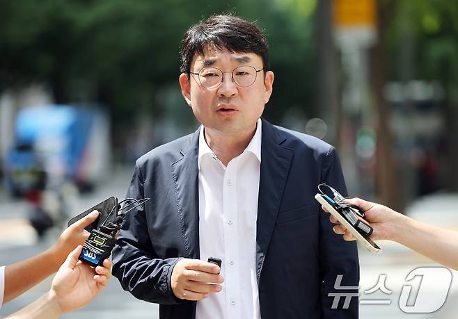 유튜브 채널 '신의한수' 대표 신혜식 씨가 18일 오후 서울 종로구 서울경찰청에서 포렌식 선별 작업을 위해 출석하며 입장을 밝히고 있다. 2025.8.18/뉴스1 ⓒ News1 오대일 기자