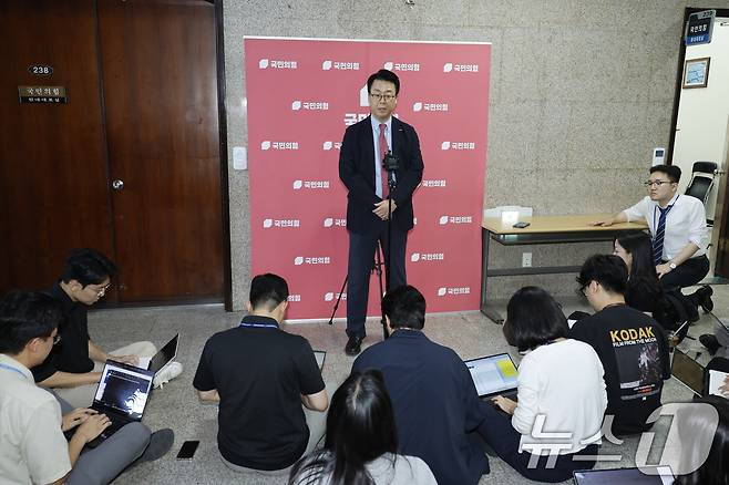 김건희 특검팀이 국민의힘 자료 협조 요청을 위해 수사관을 파견한 18일 서울 여의도 국회 국민의힘 당대표회의실 앞에서 곽규택 수석대변인이 입장을 발표하고 있다. 2025.8.18/뉴스1 2025.8.18/뉴스1 ⓒ News1 안은나 기자