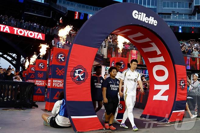 경기 전 입장하는 손흥민 ⓒ AFP=뉴스1