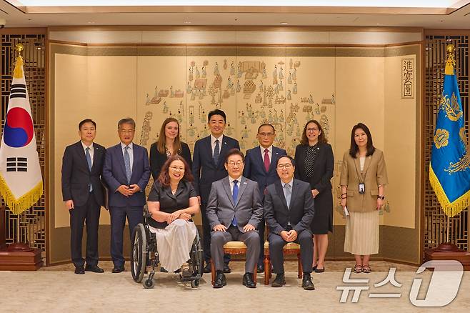 이재명 대통령이 18일 서울 용산 대통령실 청사에서 태미 덕워스(민주·일리노이) 미국 연방 상원의원과 앤디 김(민주·뉴저지) 상원의원을 접견, 기념촬영을 하고 있다. (대통령실 제공. 재판매 및 DB 금지) 2025.8.18/뉴스1 ⓒ News1 허경 기자