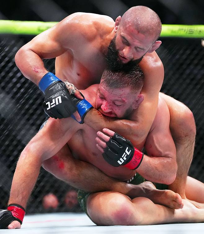 치마예프가 뒤 플레시스에게 초크를 시도하고 있다. 사진 | UFC