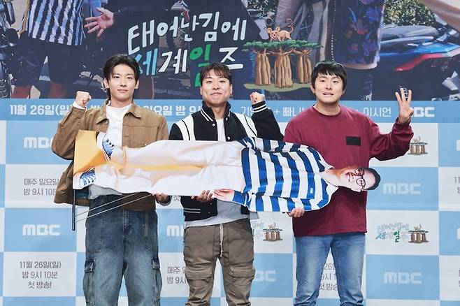 (좌측부터) 방송인 덱스, 김지우PD, 방송인 기안84가 이날 불참한 유튜버 빠니보틀의 입간판을 들고 사진을 찍고 있다. 사진 | MBC ‘태어난 김에 세계일주3’