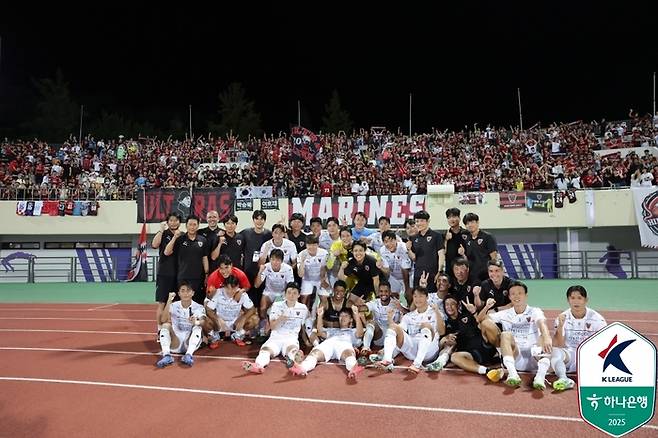 Pohang players are taking pictures of groups after winning Anyangjeon. Photo | Korea Professional Football Federation
