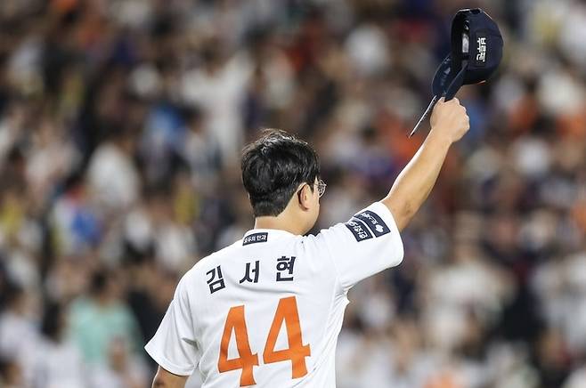 김서현이 모자를 벗고 수비진에게 고마움을 표현하고 있다. 사진 | 한화 이글스